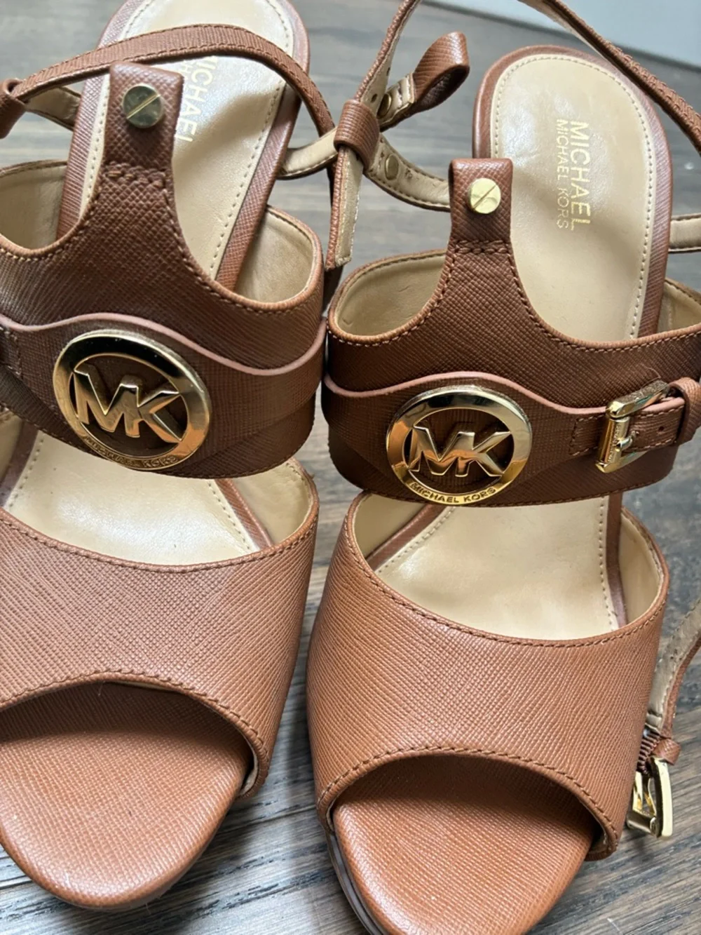 Michael KORS MACKENZIE MK GOLD LOGO SAFFIANO PLATFORM SANDALS SIZE 9 - Picture 2 of 8